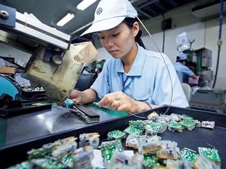 Nội dung: Mùa hè đang đầy vui vẻ với những xu hướng mới, và Huda Ice Twist đang chinh